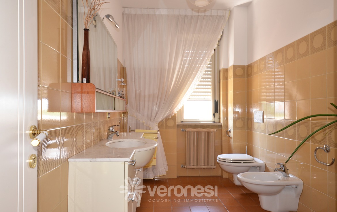 Appartamento arredato con terrazzo e posto auto