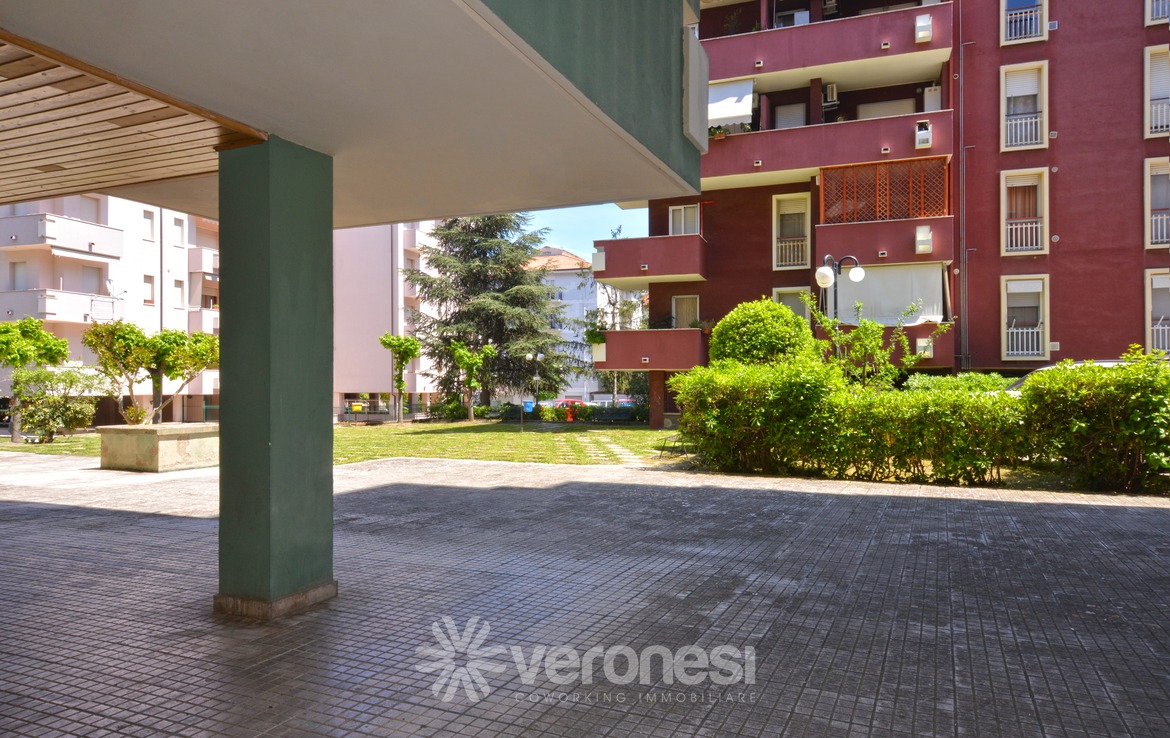 Appartamento arredato con terrazzo e posto auto