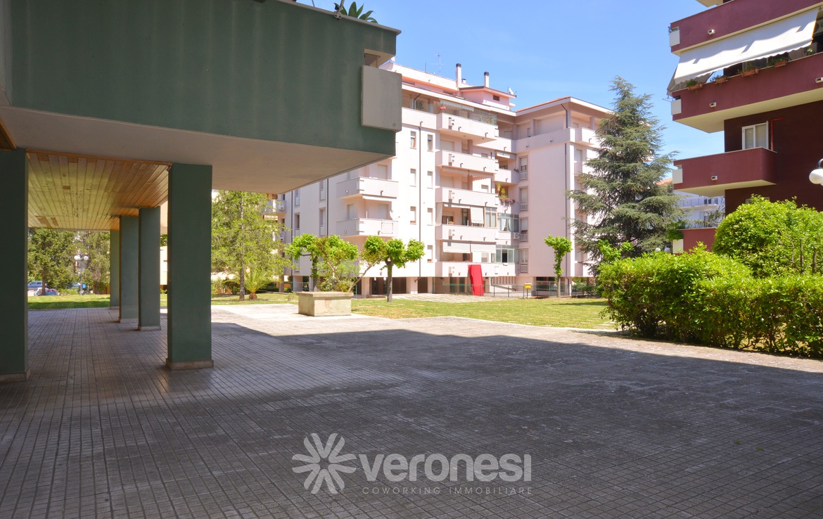 Appartamento arredato con terrazzo e posto auto