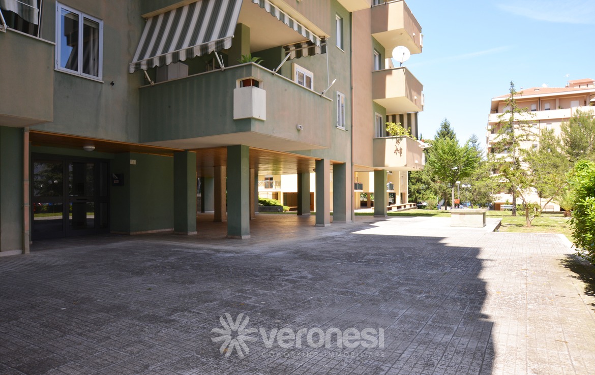 Appartamento arredato con terrazzo e posto auto