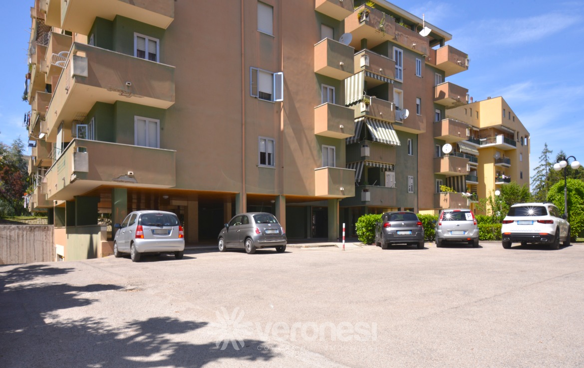 Appartamento arredato con terrazzo e posto auto