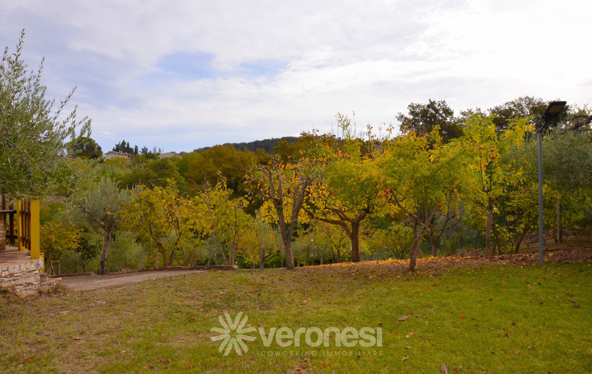 Villa indipendente con terreno circostante