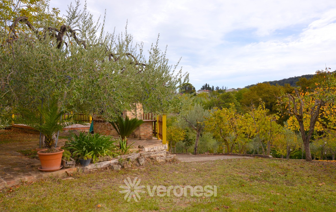 Villa indipendente con terreno circostante