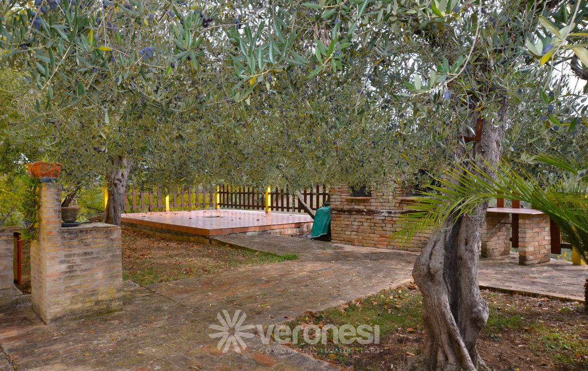 Villa indipendente con terreno circostante