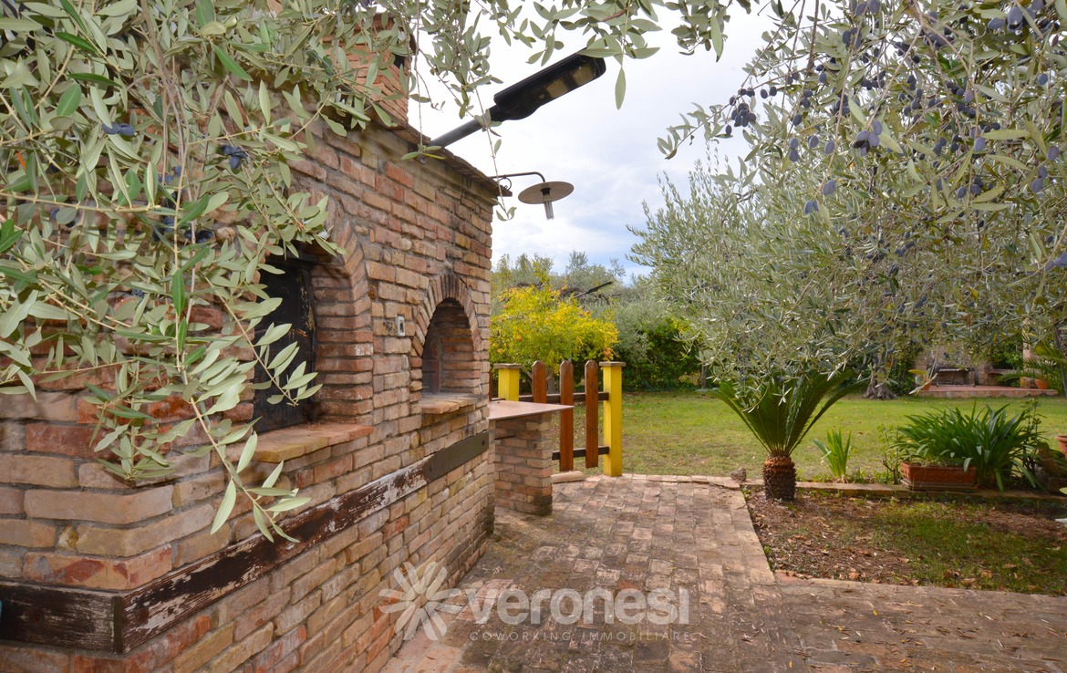 Villa indipendente con terreno circostante