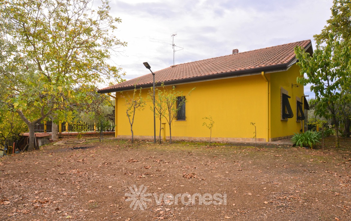 Villa indipendente con terreno circostante