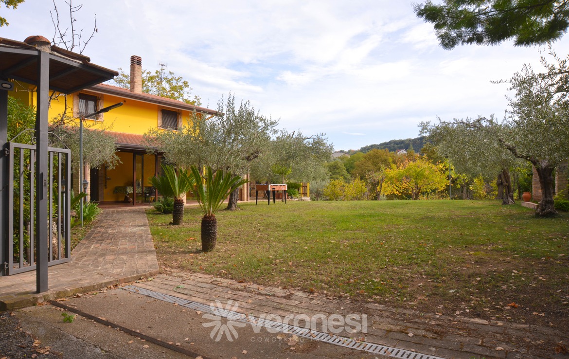 Villa indipendente con terreno circostante