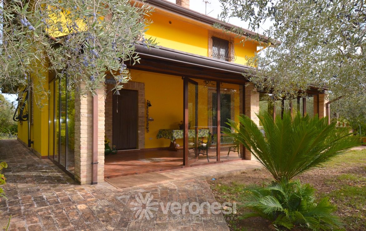 Villa indipendente con terreno circostante