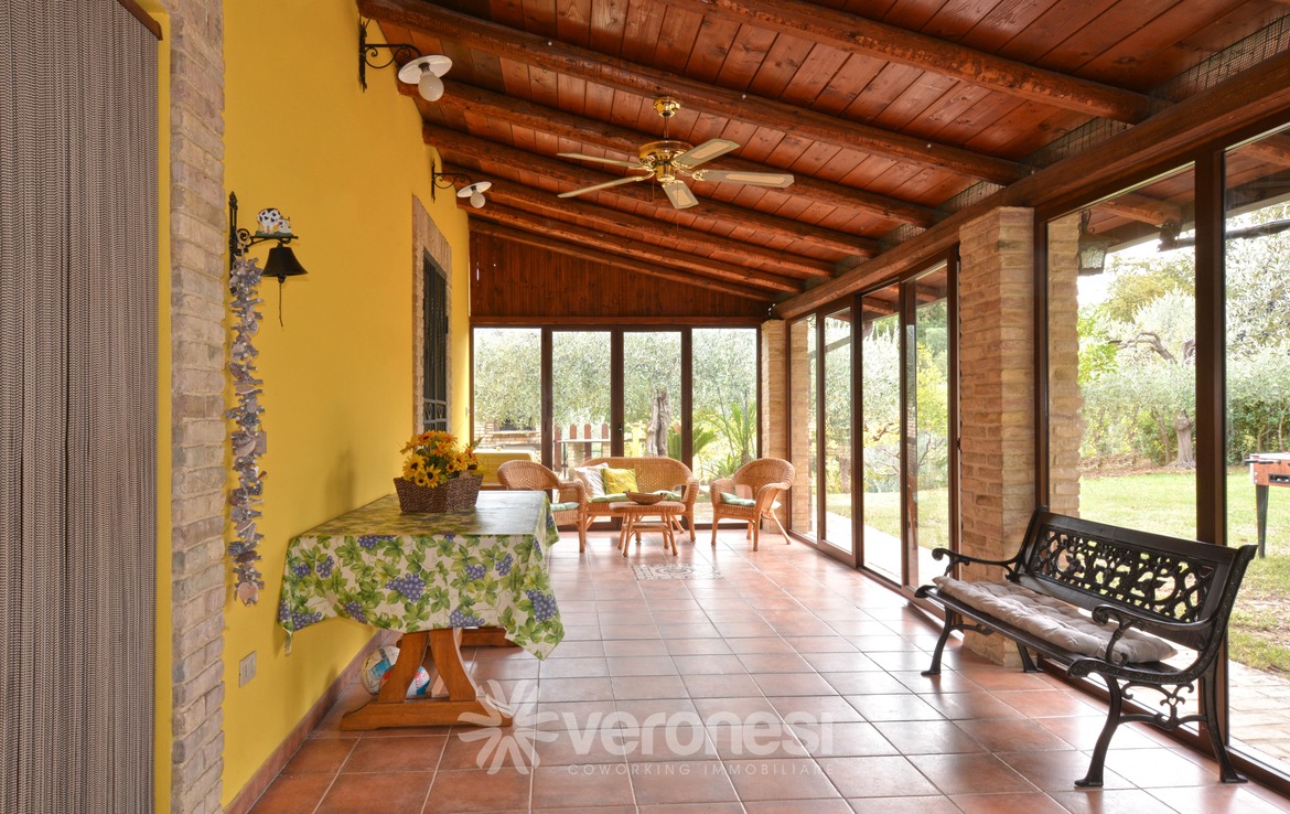 Villa indipendente con terreno circostante
