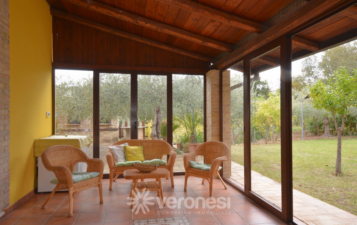 Villa indipendente con terreno circostante
