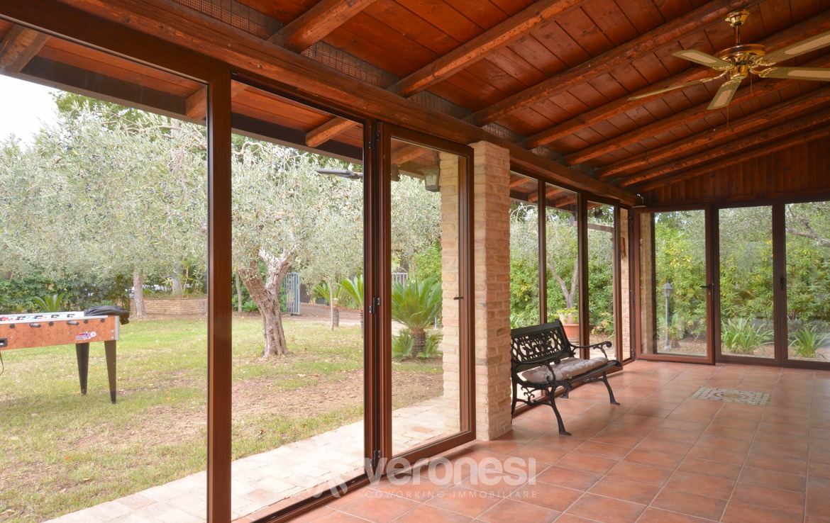 Villa indipendente con terreno circostante