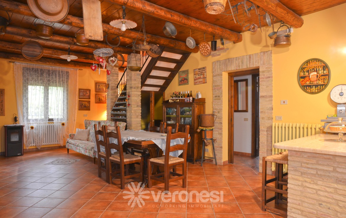 Villa indipendente con terreno circostante