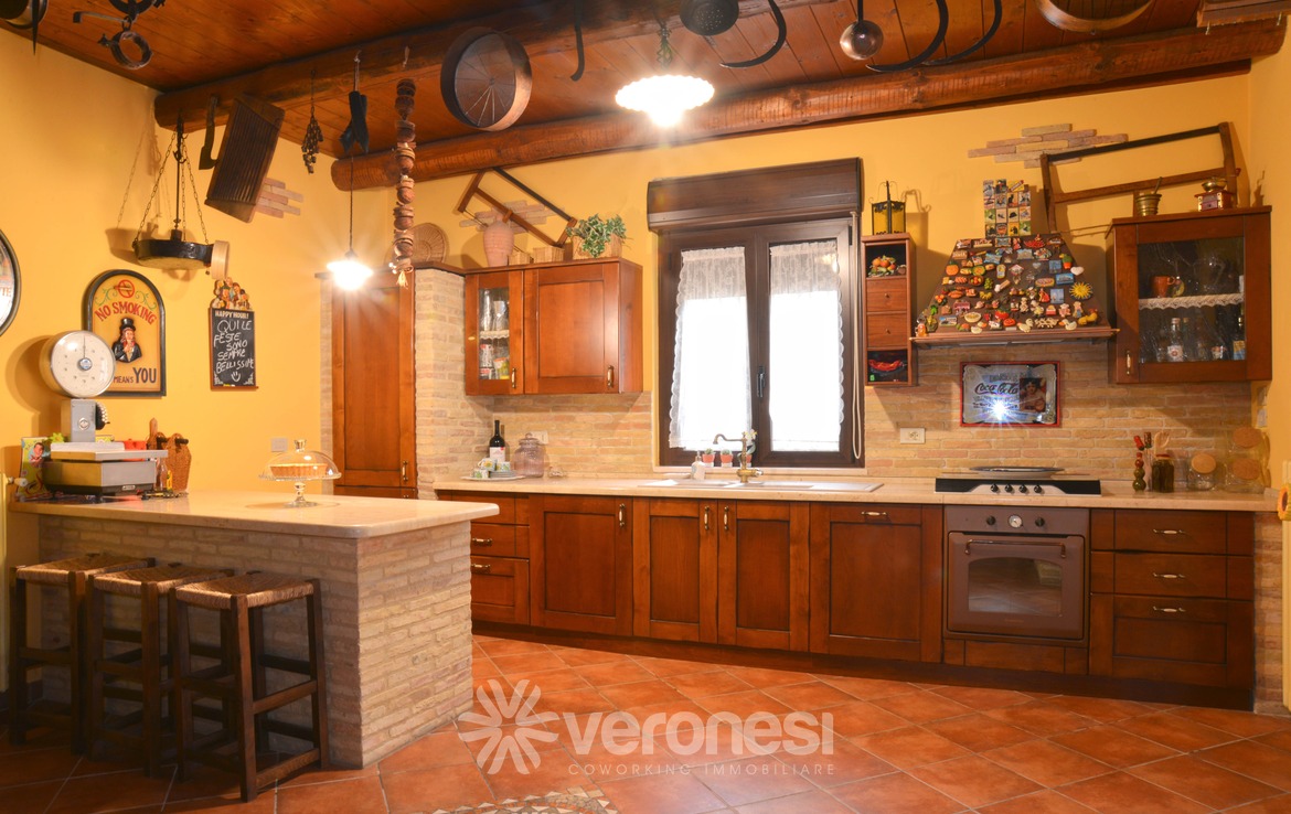 Villa indipendente con terreno circostante