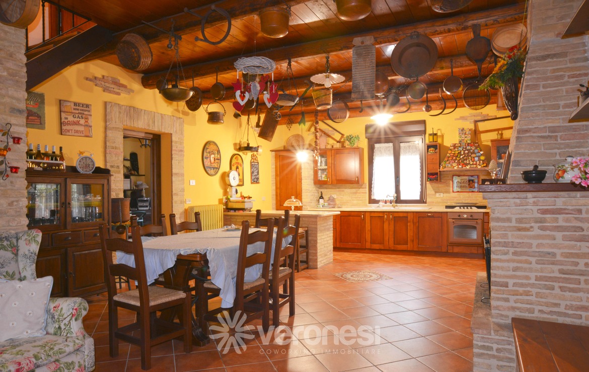 Villa indipendente con terreno circostante