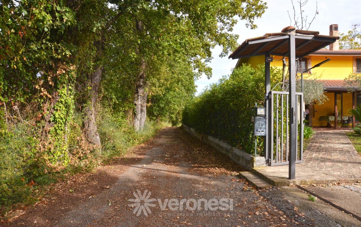 Villa indipendente con terreno circostante