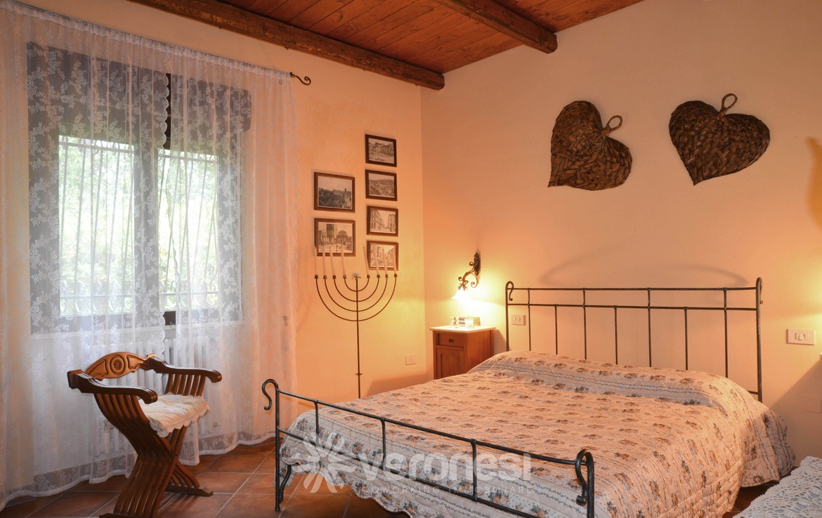 Villa indipendente con terreno circostante