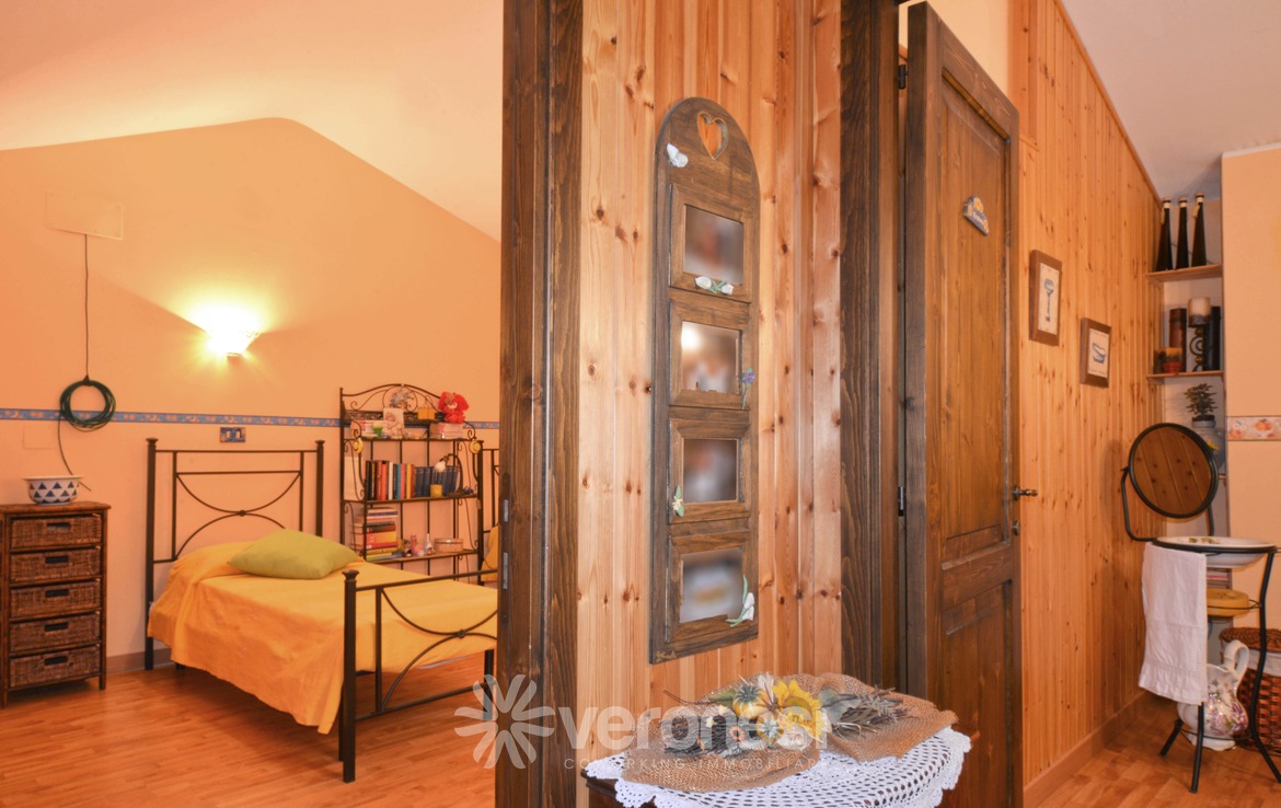 Villa indipendente con terreno circostante