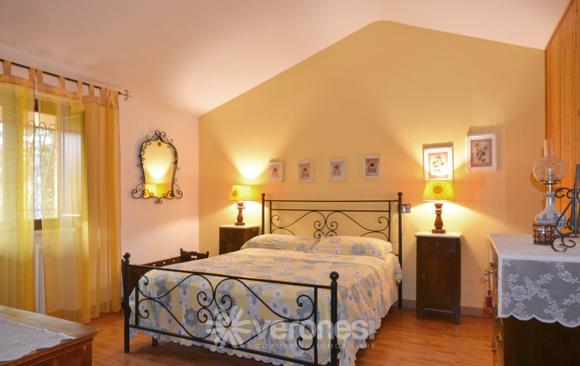 Villa indipendente con terreno circostante