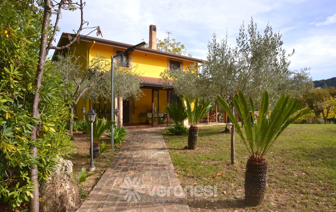 Villa indipendente con terreno circostante