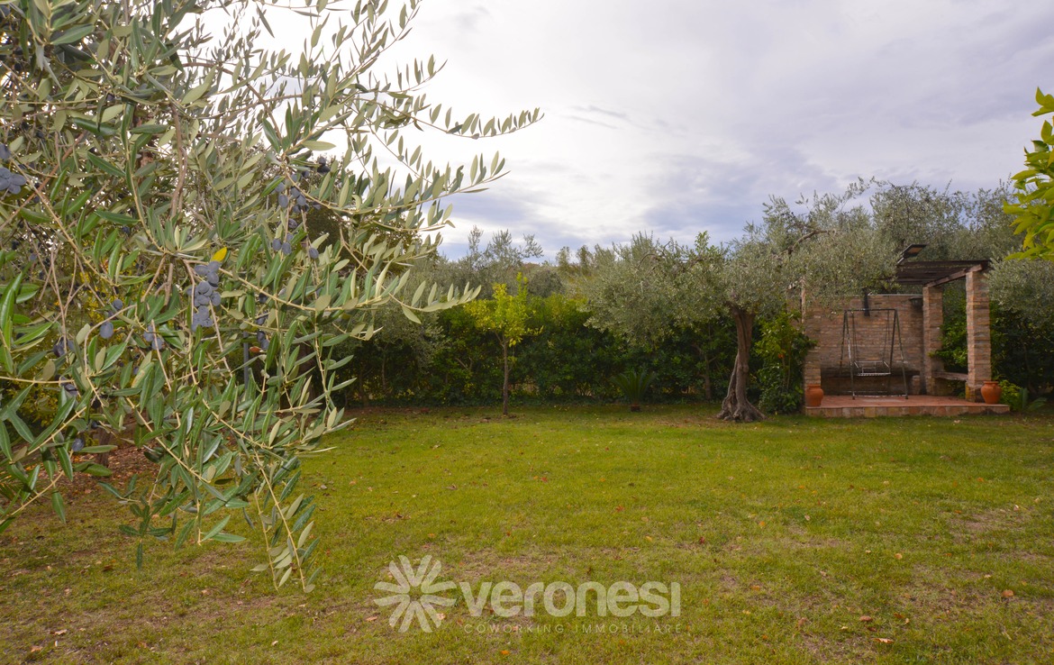Villa indipendente con terreno circostante
