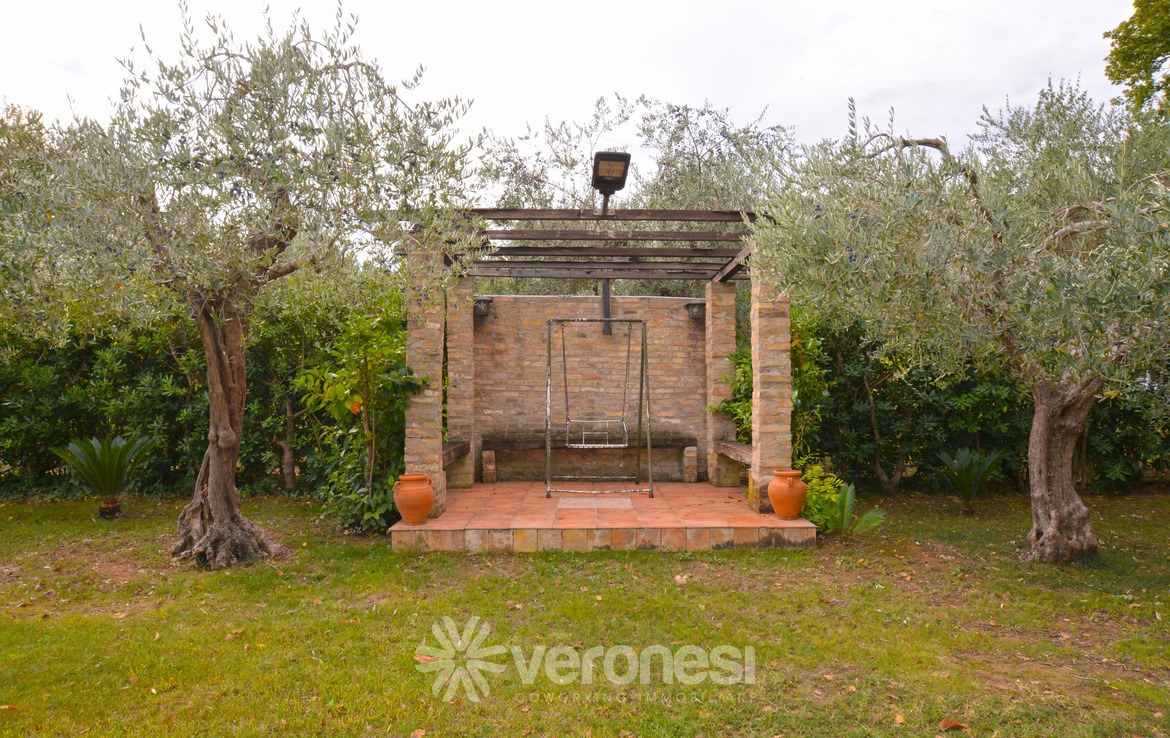 Villa indipendente con terreno circostante